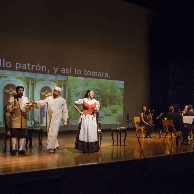 Orquesta en escenario 10